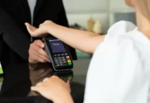 Los implantes de microchip que te permiten pagar con la mano