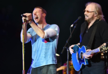 Coldplay – Stayin’ Alive (feat. Barry Gibb) (Glastonbury 2016)
