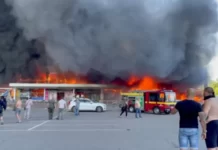 Rusia lanza un misil contra un centro comercial en Ucrania y mata a al menos 16 personas