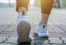 Los sorprendentes beneficios para la salud de caminar hacia atrás