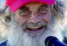 Llega a México el marino australiano que sobrevivió 3 meses con su perra perdido en alta mar