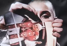 Por qué Sinéad O’Connor rompió la foto del papa Juan Pablo II en directo por televisión (y las duras críticas que recibió)