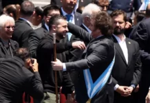 El abrazo de Milei a Zelensky y otras imágenes destacadas de la toma de posesión del presidente de Argentina
