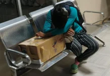 La desgarradora foto de la madre a la que entregaron el cuerpo de su bebé en una caja de cartón (y qué dice de la crisis de salud de Ecuador)