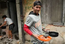 «Cocinamos con carbón y leña para 3 familias del barrio»: cómo viven los cubanos el mayor racionamiento de combustible en décadas y en qué se parece al Periodo Especial