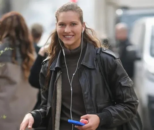 El resurgir de los audífonos con cable ante las críticas contra los inalámbricos