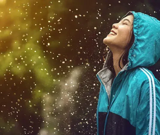4 beneficios para la salud de salir afuera mientras está lloviendo, según la ciencia