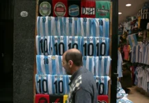 Por qué es tan cara la ropa en Argentina y hasta el gobierno promueve comprarla en el extranjero