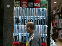 Por qué es tan cara la ropa en Argentina y hasta el gobierno promueve comprarla en el extranjero