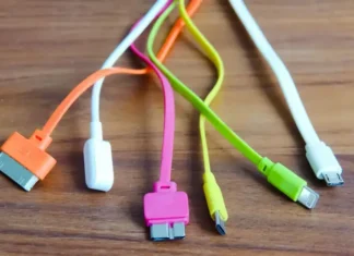 Cómo cuidar los cables de tus dispositivos electrónicos para que no se estropeen (y no es como seguramente lo estás haciendo)
