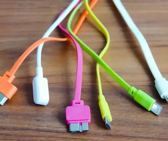 Cómo cuidar los cables de tus dispositivos electrónicos para que no se estropeen (y no es como seguramente lo estás haciendo)