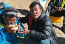 «Pasé de llorar con su hija, a verlo llegar arrastrándose»: el emocionante relato del escalador que perdió al guía que sobrevivió durante 6 días en el Everest