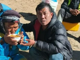«Pasé de llorar con su hija, a verlo llegar arrastrándose»: el emocionante relato del escalador que perdió al guía que sobrevivió durante 6 días en el Everest