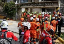 Rescatan con vida a un guardia de seguridad que estuvo 8 días bajo los escombros después de los terremotos de Venezuela