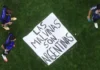 Reino Unido pide a la FIFA investigar a Argentina después de que jugadores mostraran una pancarta de las Malvinas/Falklands tras la victoria sobre Inglaterra