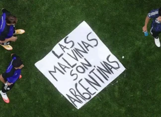 Reino Unido pide a la FIFA investigar a Argentina después de que jugadores mostraran una pancarta de las Malvinas/Falklands tras la victoria sobre Inglaterra