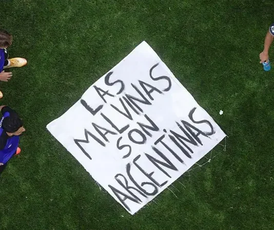 Reino Unido pide a la FIFA investigar a Argentina después de que jugadores mostraran una pancarta de las Malvinas/Falklands tras la victoria sobre Inglaterra
