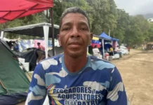 «He perdido a 26 familiares y no lloraré hasta que encuentre los restos de todos»: los venezolanos que aún buscan entre los escombros un mes después de los terremotos