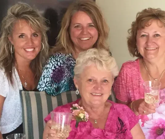 La «hora feliz» de las abuelas: la mujer que logró cambiar una ley en EE.UU. para permitir el alcohol en asilos