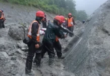 La carrera contrarreloj para salvar a más de 900 trabajadores de centrales hidroeléctricas que se cree están atrapados en túneles tras la avalancha que golpeó Nepal y el Tíbet