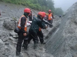 La carrera contrarreloj para salvar a más de 900 trabajadores de centrales hidroeléctricas que se cree están atrapados en túneles tras la avalancha que golpeó Nepal y el Tíbet