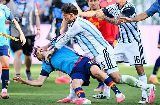 La FIFA sanciona con 10 partidos al argentino Leandro Paredes por el altercado con jugadores de España tras la final del Mundial 2026