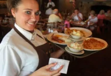 Por qué algunos restaurantes de EE.UU. están prohibiendo las propinas