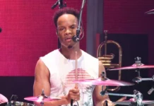 Conmoción en la música: Baterista de banda que marcó una época se encuentra en coma inducido El baterista despertó por unos breves segundos. Sin embargo, tuvo que ser sedado nuevamente para estabilizarse.