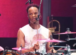 Conmoción en la música: Baterista de banda que marcó una época se encuentra en coma inducido El baterista despertó por unos breves segundos. Sin embargo, tuvo que ser sedado nuevamente para estabilizarse.