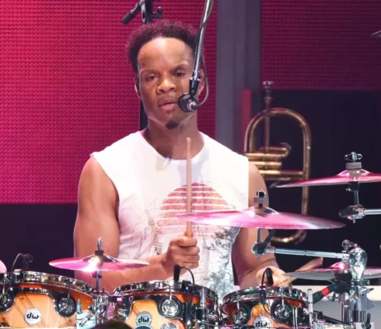 Conmoción en la música: Baterista de banda que marcó una época se encuentra en coma inducido El baterista despertó por unos breves segundos. Sin embargo, tuvo que ser sedado nuevamente para estabilizarse.