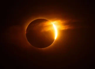 Las impresionantes imágenes del eclipse solar total que se pudo ver en Europa