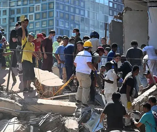 Un fuerte terremoto de magnitud 7,4 golpea el occidente de Colombia, causando numerosos daños humanos y materiales