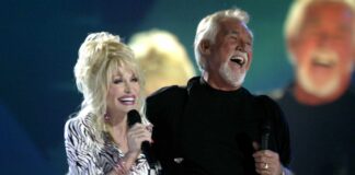 Dolly Parton & Kenny Rogers Perform “Islands In The Stream” Live | CMT 100 Greatest Duets