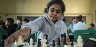 Una niña prodigio británica de 11 años se convierte en la gran maestra más joven de la historia del ajedrez