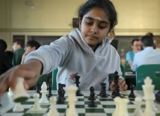 Una niña prodigio británica de 11 años se convierte en la gran maestra más joven de la historia del ajedrez