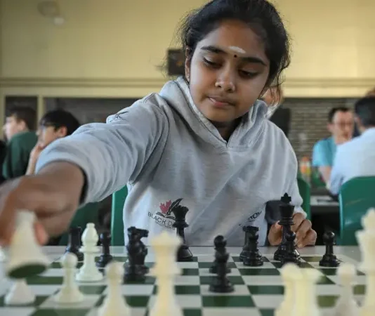 Una niña prodigio británica de 11 años se convierte en la gran maestra más joven de la historia del ajedrez