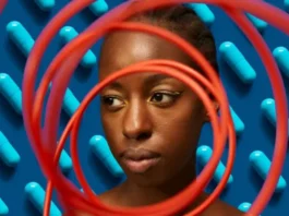 Por qué más mujeres sufren ataques de migraña que los hombres (y qué puede ayudar a calmar el dolor)