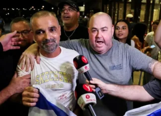 Qué se sabe sobre el apuñalamiento en un vuelo rumbo a Israel que califican como un «intento de atentado terrorista»
