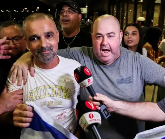 Qué se sabe sobre el apuñalamiento en un vuelo rumbo a Israel que califican como un «intento de atentado terrorista»