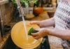 Los anfitriones de Airbnb ya no pueden exigir a los huéspedes que quiten las sábanas ni que laven los platos