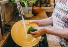 Los anfitriones de Airbnb ya no pueden exigir a los huéspedes que quiten las sábanas ni que laven los platos