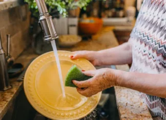 Los anfitriones de Airbnb ya no pueden exigir a los huéspedes que quiten las sábanas ni que laven los platos