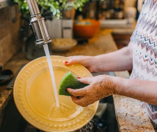 Los anfitriones de Airbnb ya no pueden exigir a los huéspedes que quiten las sábanas ni que laven los platos