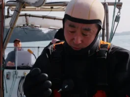 Su esposa fue arrastrada por un tsunami y él lleva años buceando para sentirse cerca de ella